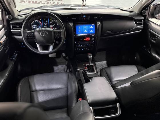 TOYOTA HILUX SW4 2.8 D-4D TURBO DIESEL SRX PLATINUM 7L 4X4 AUTOMÁTICO TOYOTA HILUX SW4 2.8 D-4D TURBO DIESEL SRX PLATINUM 7L 4X4 AUTOMÁTICO